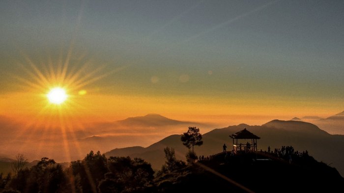 Golden Sunrise dari Dataran Tinggi Dieng
